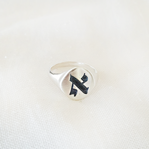 טבעת חותם-אות בעברית